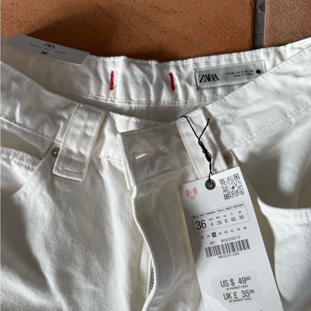 Zara Relaxed Fit Wide Leg / Mid Rise White Jeans NWT